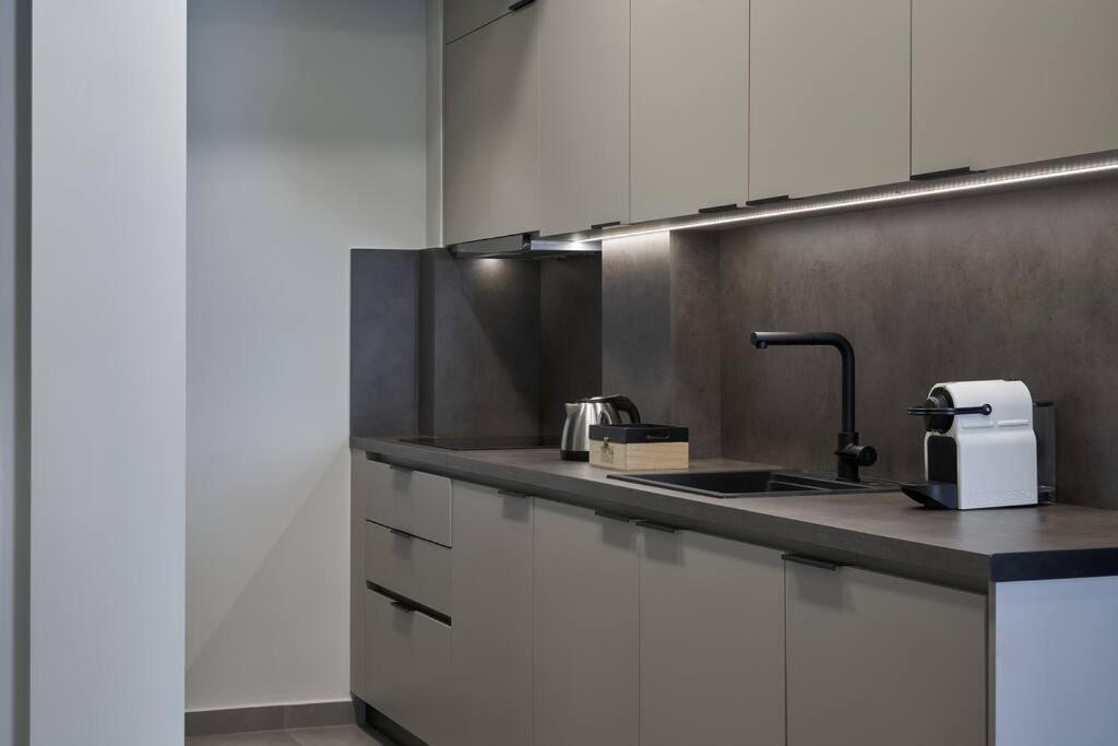 Little Gem: Modern Urban Retreat Apartment Athens Luaran gambar