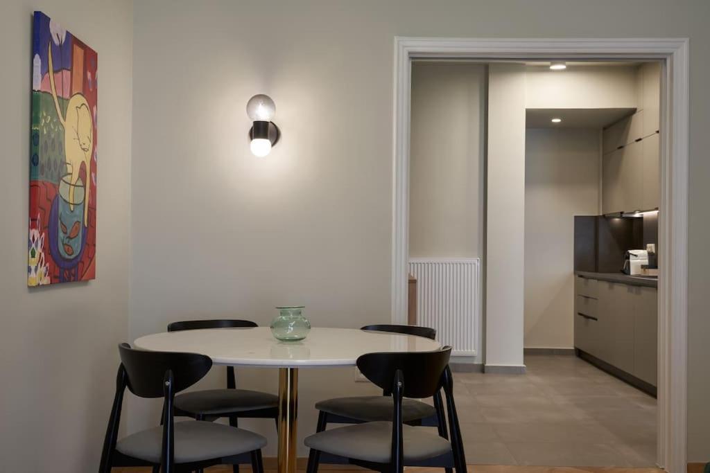 Little Gem: Modern Urban Retreat Apartment Athens Luaran gambar